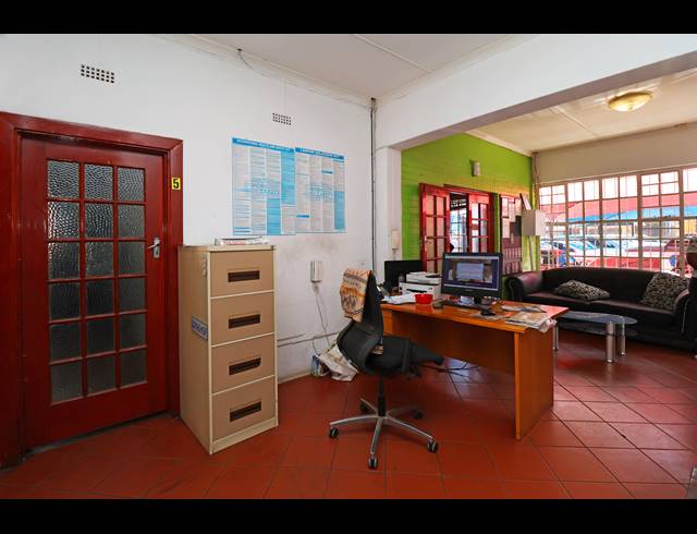 1,487M² BUSINESS FOR SALE IN BRAMLEY
